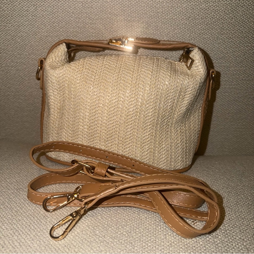Elegant Tan and Cream Women's Woven Straw and Faux Leather Handbag/Shoulder Bag - Picture 2 of 7